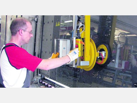 69775230 zerbrechliche ware thorsten kleinhans bereitet eine scheibe weiterverarbeitung vor fotos welchpinto.9